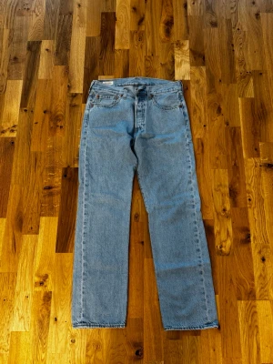 Levi's ljusblå 501 jeans - HERR*  Ljusblå Levi’s jeans i modellen 501.   Storlek 31/30  Bra skick inget att anmärka.