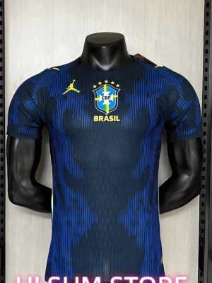 Blå Brasilien matchtröja Nike - Snygg blå matchtröja från Nike med Brasilien CBF-emblem och fyra stjärnor på bröstet. Tröjan har gula detaljer, rund hals och korta ärmar. Tillverkad i lätt och ventilerande funktionsmaterial, perfekt för fotboll eller träning.
