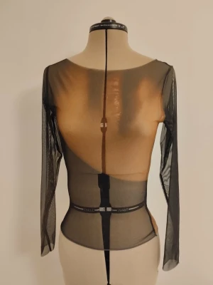 Cool trendig transparent mesh tröja med foto tryck Clean - Topp från Clan i storlek small. Endast använd ett fåtal gånger så i väldigt bra skick, i stort sett som ny. 