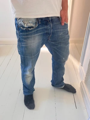 Replay jeans  - Replay jeans, Inga större defekter förutom att det är utdraget som ni ser i fickan. Modellen i bilderna är 180 cm 75 kg pch bär Storlek , W34 L34 , Måtten i sista bilden är A:44 cm B:100 cm, Kom med frågor! 