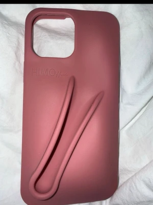 Rosa mobilskal HIMO med 3D-detalj - Unikt rosa mobilskal från HIMO med ett läppglans. Jag köpte i fel storlek. IPHONE 13 PRO MAX!!!! 