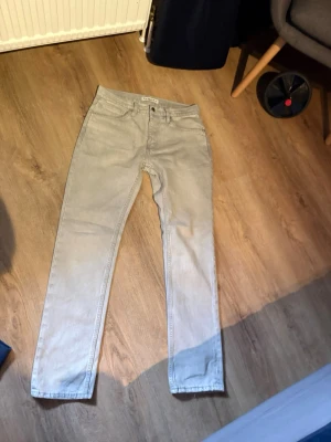 Ljusgrå jeans oanvända - Säljer ett par ljusgrå jeans från saburo med rak passform och klassisk femficksdesign. Storlek 30-32. Jeansen har normal midja och är tillverkade i denim med en snygg tvättad look. Perfekta för en avslappnad och trendig stil.