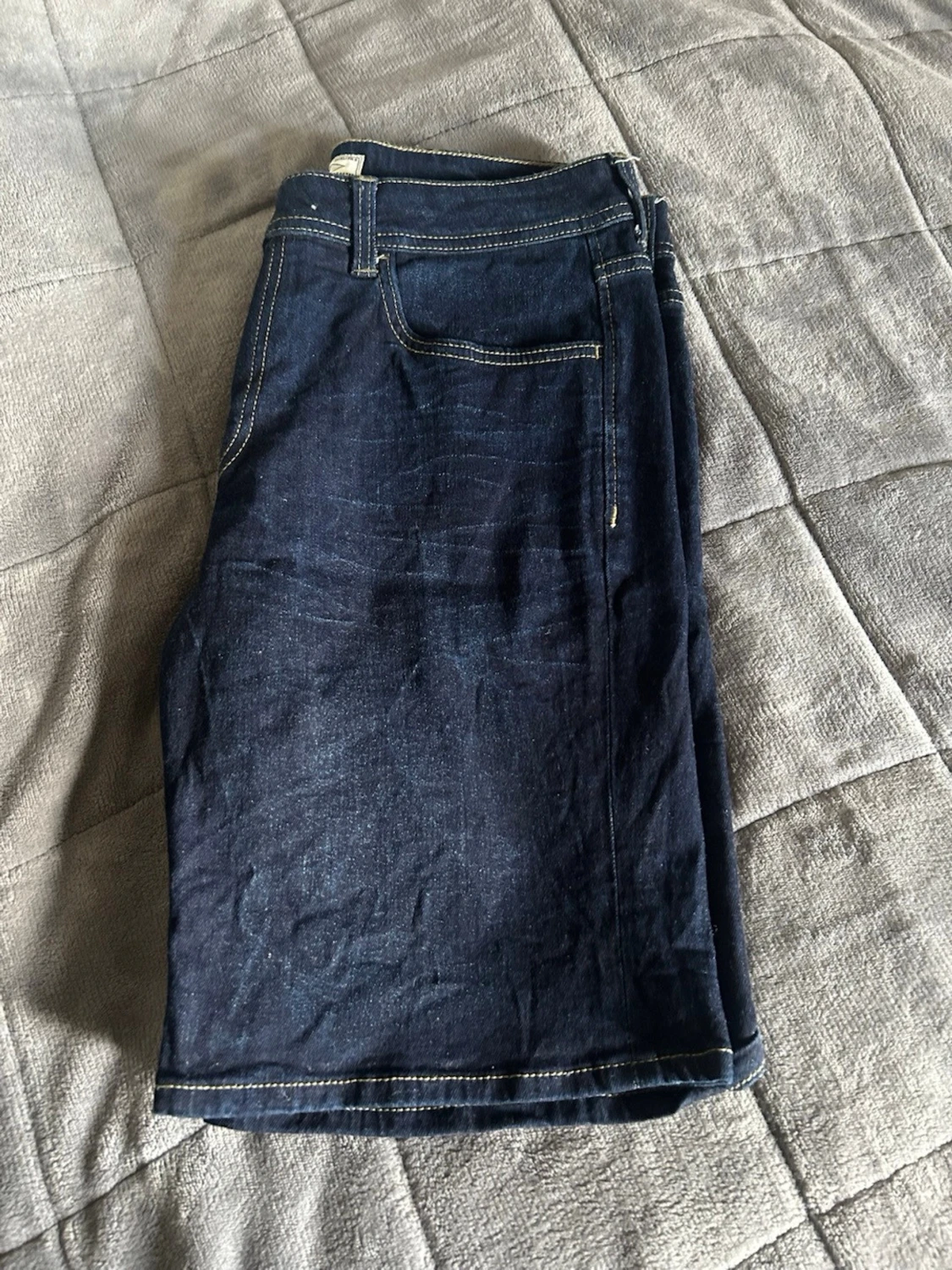 Mörkblå jeansshorts med kontrastsömmar - 2
