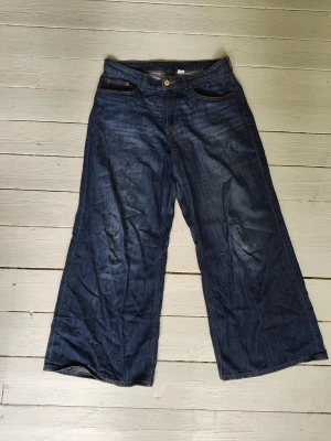Marinblåa vida jeans, midwaist, HM - Klassisk femficksmodell med knapp och dragkedja framtill. Jeansen har en avslappnad passform och är gjorda i mjukt denimtyg. 