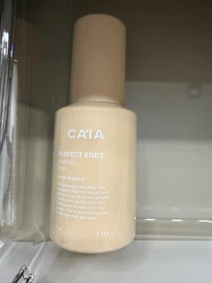 CAIA Perfect Ends Hair Oil - Beige hårserum från CAIA i en stilren flaska. Innehåller avokado- och arganolja som ger näring och glans till håret. Perfekt för att motverka torra toppar och göra håret mjukt och följsamt. Enkel att applicera på både vått och torrt hår.använd ca 1 gång 