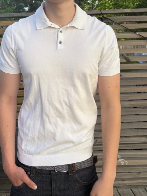 Vit Massimo dutti piké - Stilren vit Massimo dutti piké. Storlek M, modellen är 180cm. Skriv för ytterligare frågor!