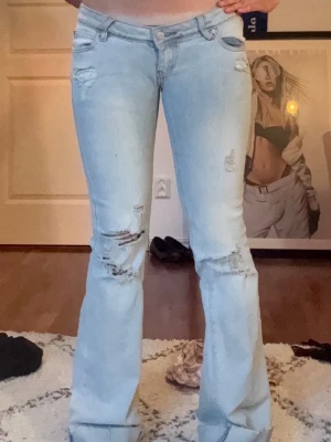 Low waist bootcut jeans - Bra skick✅ Storlek: S och i längd tall(har dock vikit de där nere så de blivit ungefär 10-12cm kortare, så passar även mycket längre och kortare tjejer) Märke:Juliana Jag är 171 cm lång Har sytt ihop ett hål, men är knappt märkvärdigt, fråga om bild om du vill. Skriv om du har några frågor! 😇 Köp gärna mer från min Vinted om du vill, svarar så snabbt jag kan. Aktiv❤️