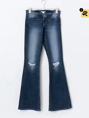 Blå bootcut jeans med slitningar - Säljer ett par blå bootcut jeans med slitningar på båda knäna och fransad midja. Jeansen har klassisk femficksdesign och en snygg tvättad look. Perfekta för dig som gillar en avslappnad men trendig stil. Säljer då dem är för stora 🥰