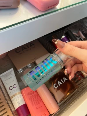Milk Makeup Hydro Grip Primer 50ml  - Milk set+refresh spray ger ett fint glow, hjälper sminket att hålla länge. Använd få tal gånger fortfarande mycket kvar💗 