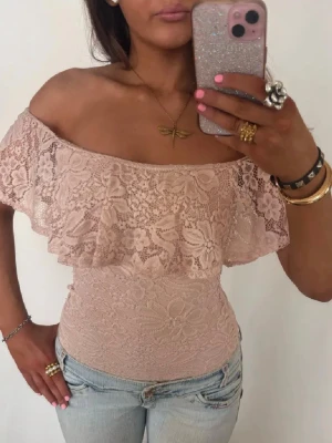 Offshoulder rosa spetsbody med volang  - Såå fin Offshoulder rosa spetsbody med volang! Jag är 168 och det är mina bilder, köp via köp nu direkt eller Swish, kvar tills markerad som såld 💖 