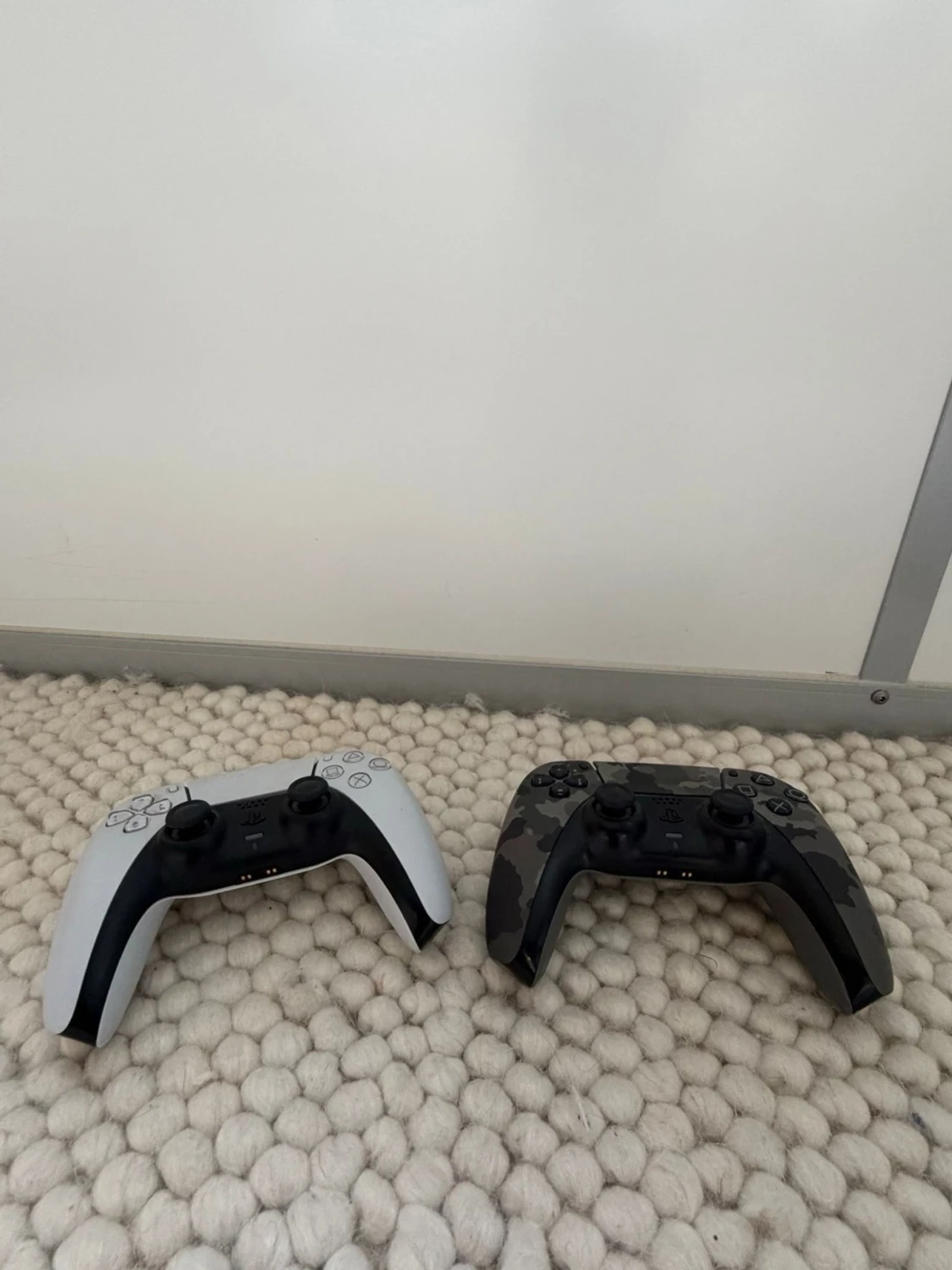Stick drift fråga om du inte vet vad de ärPS5 DualSense handkontroller svart & vit