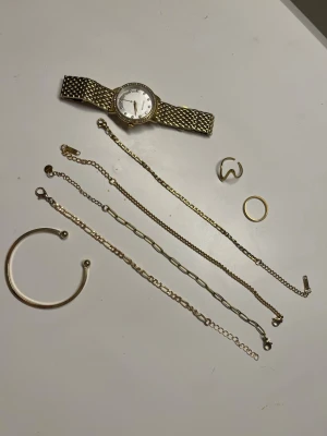 Guldfärgade smycken  - Snygga och eleganta guldfärgade smycken som inte kommer till användning.  (Rostfritt) 