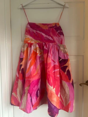 Blommig kortklänning från Hm!!💝💝 - Poplulär sommarklänning från Hm som är i nyskick med lapparna kvar!! Storleken är M men skulle säga att den passar någon som brukar ha S💝💝 Passar perfekt till sommarkvällar eller midsommar!! Priset går att diskutera vid snabb affär💝🍒🍒Försöker alltid posta samma dag!!