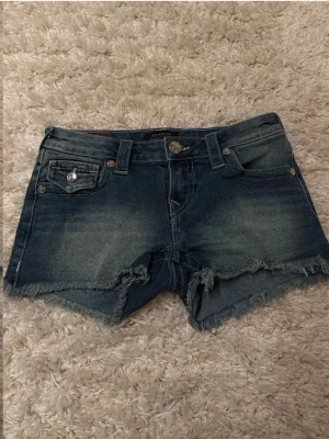 True religion shorts - Aldrig använda true religion shorts i storlek 26💕 nypris är ca 900 men säljer nu för 500!