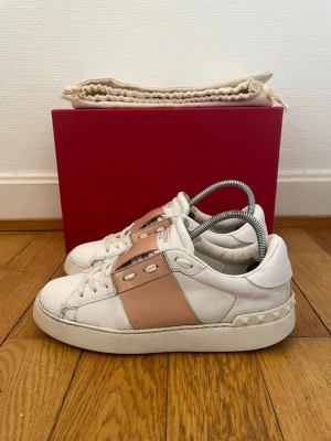Valentino open sneakers  - Säljer nu dessa fina valentino skor | Storlek 36 | Kommer med box och dustbag + äkthetsbevis | Hör gärna av er vid frågor eller funderingar 