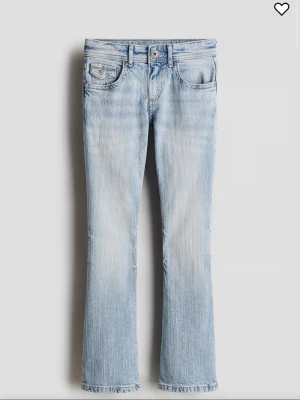 Flared leg low waist jeans från H&M - Ljusblåa lågmidjade jeans med utsvängda ben och lite ljusare nyans vid knäna. Jeansen går att justera i midjan om det behövs. Knappt använda, max 3 gånger. Hittar inte de på sidan så tror nog de kan vara slutsålda. Storleksvis är jeansen rekommenderade till 164cm men passar mig som är 160cm väldigt bra och släpar inte i marken för referens.