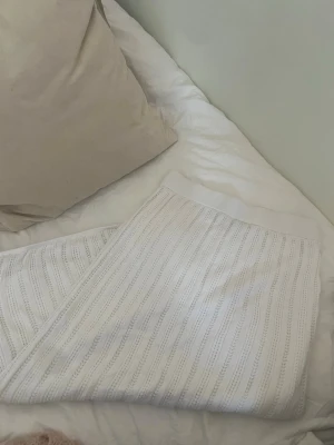 Vit stickad långkjol  - Jättefin vit långkjol från Lindex. Perfekt till sommaren. Den har dubbelt tyg vilket gör den mycket bekväm. 