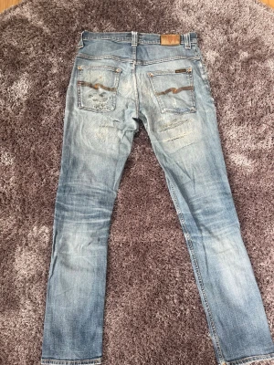 Nudie jeans  - Säljer nu dessa extremt unika och feta nudie jeansen! Byxorna är mycket använda och har mängder av lagningar, och en del fläckar. Samtidigt har man gratis lagningar från nudie och byxorna har en hel del kvar att ge. Det är också detta som gör dem extremt coola! Modellen är Thin Finn och storlek 33/34. Bara att höra av sig mer frågor eller prisförslag!