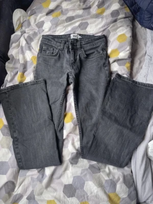 Grå/svarta jeans  - Snygga grå/svarta jeans från lager 157, har blivit alldeles för korta. I storlek xxs full length. 