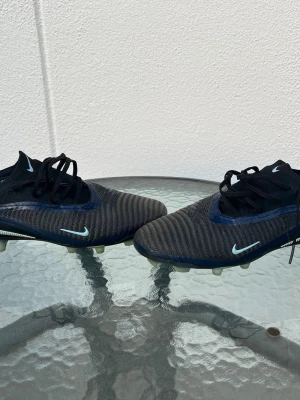 Nike phantom elite - Jag säljer mina nya nike phantom elite som jag använt 3-4 gånger i storlek 43. (Påse ingår). Jag köpte dessa fotbollsskor från unisport, där de kostar ca 2000kr.   Jag säljer dem för att de är för små och jag känner att det inte finns någon mening med att de ska ta upp damm och bli liggandes i garaget.   Har du fler frågor går det självklart att kontakta mig