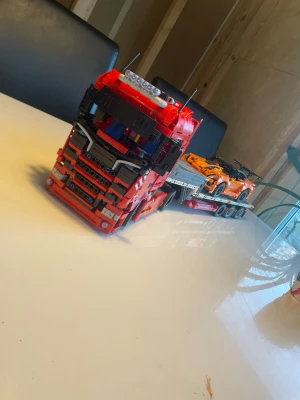 Lego Scania lastbil med släp  - Säljer nu min Lego technic Scania då den bara står på hyllan och dammar trailer med släp bilen ingår ej beskrivning finns online för 100kr 