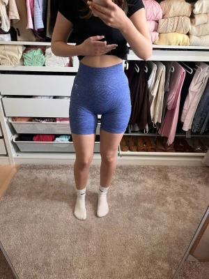 Blå seamless cykelshorts från Gymshark - Säljer ett par blå seamless cykelshorts från Gymshark med diskret mönster och hög midja. Shortsen har en tight passform och är perfekta för träning eller chill. Materialet är stretchigt och följsamt för maximal komfort. Utgången färg, adapt animal seamless