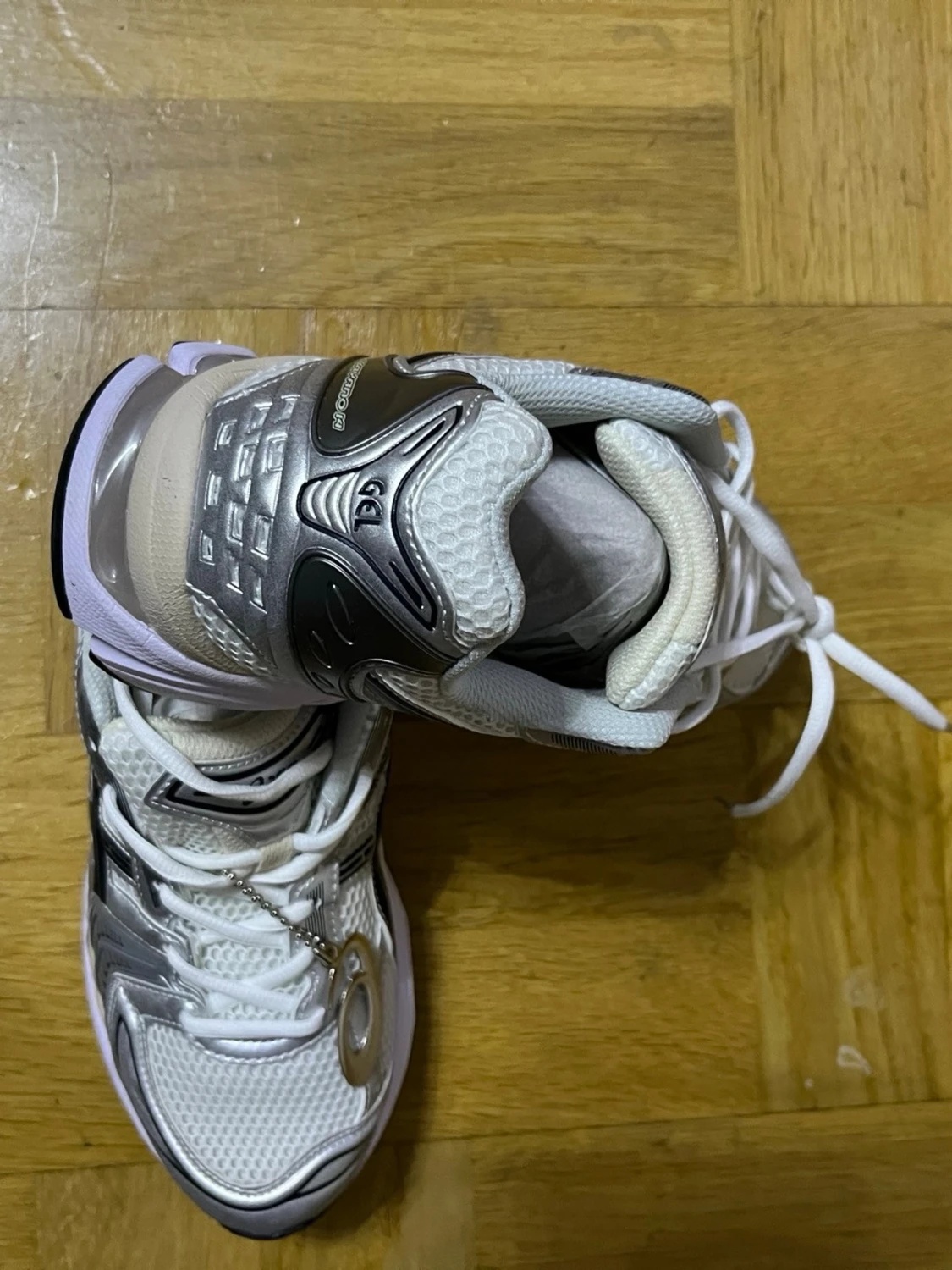 Vita Asics sneakers med silverdetaljer - 3