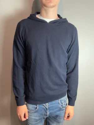  Blå Massimo dutti hoodie - Fint skick. Han på bild är 185cm, 77kg!