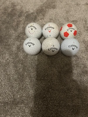 7 st Callaway golfbollar - Säljer ett set med 7 stycken Callaway golfbollar i vitt och en med röd/vit hexagonmönster. Bollarna har olika modeller som Chrome Soft, Diablo och Big Bertha. Perfekt för dig som vill fylla på golfbagen med kvalitetsbollar.
