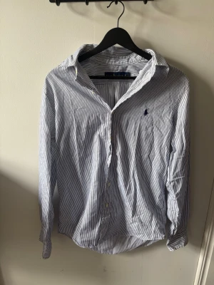 Polo Ralph Lauren Skjorta - Skön polo Ralph lauren skjorta i bästa skick. Nypris 1700 kr från polos hemsida mitt pris 550. Pris kan diskuteras vid snabb affär