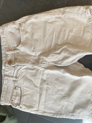 Beige jeansshorts från Weekday - Ett till riktig schyst pryl till sommaren men mer mot det fina klassiska hållet