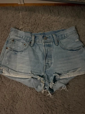 Ljusblå denimshorts från Levi's - Säljer ett par ljusblå denimshorts från Levi's.