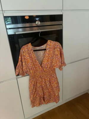 Klänning  - Jätte fin blommig klänning från new Yorker som är i jättebra skick. Perfekt till midsommar eller en extra färgklick utomlands💗
