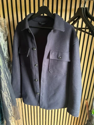 Overshirt / cardigan - Säljer nu en overshirt  i storlek M | mycket fint skick utan defekter |  kom dm för flera frågor eller funderingar!