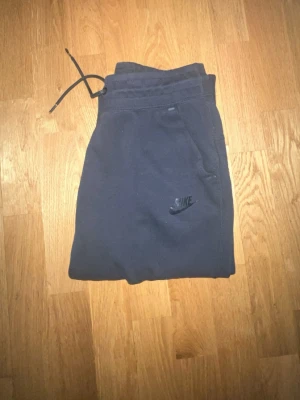 Svarta Nike tech byxor - Nya Nike tech byxor, färgen svart, finns i både storlek M och L.