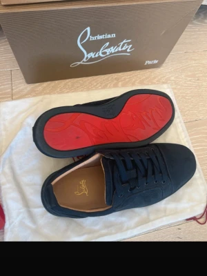 Röd sula  - Marinblå sneakers från random märke.Amvånd 3 gånger