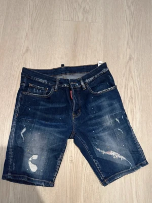 Dsquared2 jeansshorts - Snygga jeansshorts från Dsquared2, sparsamt använda. Storleken är 48 = motsvarar S/M (är 183 och har S/M). 