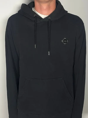 J.Lindeberg hoodie - Säljer en riktigt snygg och trendig J.Lindeberg hoodie i fint skick, storlek L men sitter som M, har en liten lagning på ena armen men inget som påverkar användningen, vid frågor är det bara att skriva //Gramenti