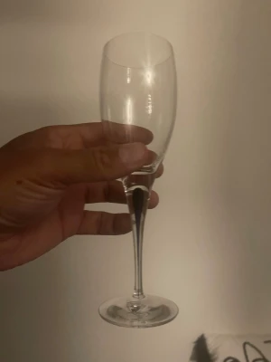 Klassiskt champagneglas i glas - Säljer ett elegant champagneglas med lång smal fot och kupad form. Glaset är helt transparent och har en tidlös design som passar perfekt till festliga tillfällen. Perfekt för att njuta av bubbel eller mousserande vin.