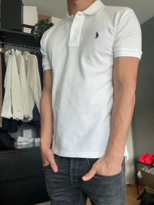 Ralph lauren piké tröja  - Säljer denna riktigt snygga pikétröjan från Ralph lauren. Den är använt fåtal gånger så skicket är precis som nytt. Storleken är M men kan passa S också. Skriv vid fler frågor eller bilder.