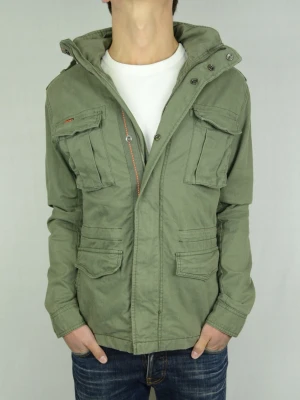 Superdry Fieldjacket  - SUPERDRY FIELDJACKET Storlek : M Passform : Normal Användning : Jackan är i ett väldigt fint skick utan defekter Nypris : Cirka 1300SEK Modellen på bilden : 182CM och väger 74KG