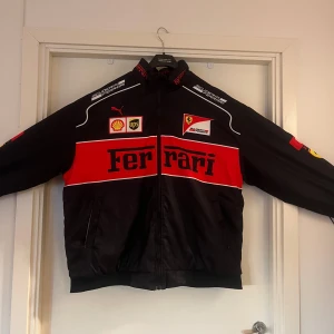 Ferrari jacka - Säljer min Ferrari jacka då den var alldeles för stor för mig när jag fick hem den. Den är storlek S men sitter typ som L på, eftersom den var för stor är den aldrig använd förutom precis när jag fick hem den och provade den