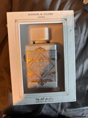 Lattafa Bade'e Al Oud Honor & Glory - Relativt oanvänd, säkert 95 ml kvar, kommer med äkta boxen och den lilla pappersbiten man får med sig, en liten repa på locket är det ända dåliga med den