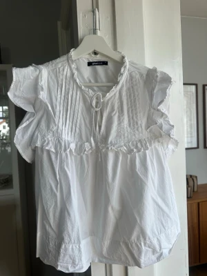 Vit blus från Gina Tricot - Jättefin blus från Gina Tricot, strl M.