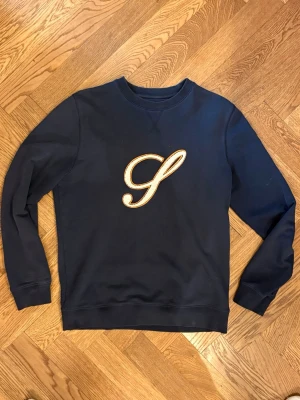 Stenströms tröja - En riktigt snygg sweatshirt från stenströms. Storlek M. Den har några små fläckar här och där, tydligast på ärmen. Annars bra skick!