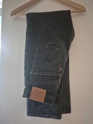 Svarta Levi's jeans Ribcage W25 L29 - Säljer ett par klassiska svarta Levi's  jeans. Ribcage straight ankle att 25/29. Jeansen har fem fickor, synlig läderpatch bak och den ikoniska röda Levi's-taggen på bakfickan. Tillverkade i kraftig denim som ger en tidlös look.