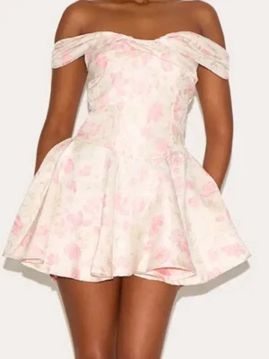 Offshoulder blommig kortklänning - Supersöt offshoulder kortklänning med ljusrosa blommigt mönster på vit botten. Klänningen har en utställd kjol och romantisk axelbandslös design som ger en feminin vibe. Perfekt för sommarens alla tillfällen! Passar S-M, då den är små i storlek, har inga flera bilder då aldrig använd den 