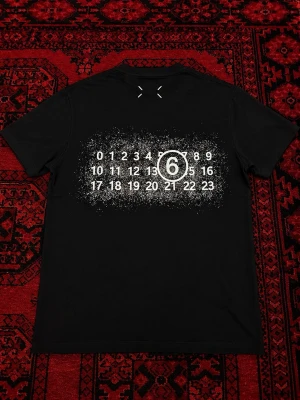  Maison Margiela t-shirt - Svart t-shirt från Maison Margiela unik och efterfrågad modell | perfekt för clean sommar outfits! | Skick : 10/10 Inga tecken på användning | Masion margiela påsen ingår på köpet | Storlek EU S | Längd : 64 cm | Bredd : 46 cm | pris går att diskutera vid snabbaffär / bundle köp! 
