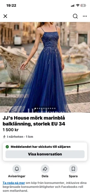 Lånad bild.   priset är 1000:-  Marinblå balklänning JJ's House - Elegant långklänning i mörk marinblå färg från JJ's House. Klänningen har tunna axelband, broderade detaljer upptill och ett lager av tunn tyll som ger en drömmig look. Perfekt för bal eller speciella tillfällen.