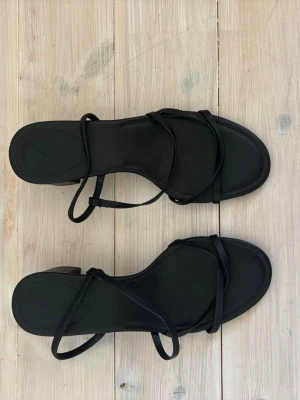 Klackskor - Sandaler med klack från H&M. Nya utan prislapp!